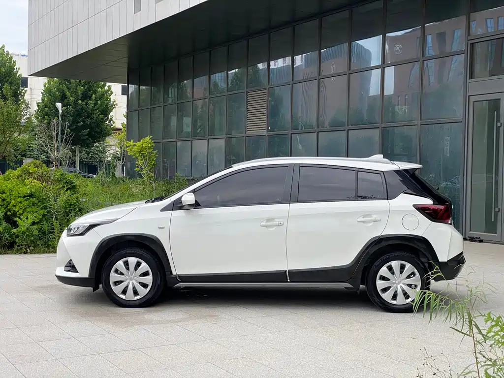 Toyota Yaris L 2023 — фото 10