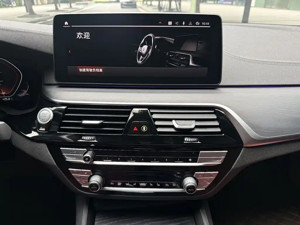BMW 5 Series 2022 — фото 19