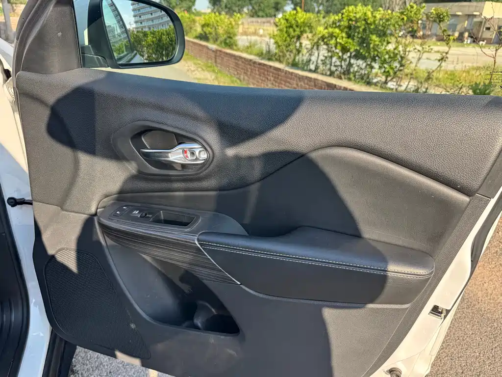 Jeep Cherokee 2018 — фото 21