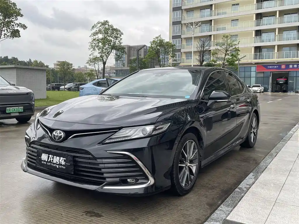 Toyota Camry 2023 — фото 1