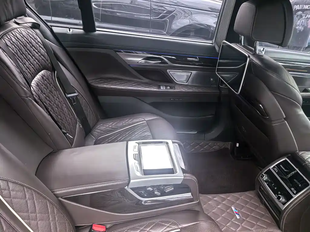BMW 7 Series 2019 — фото 18