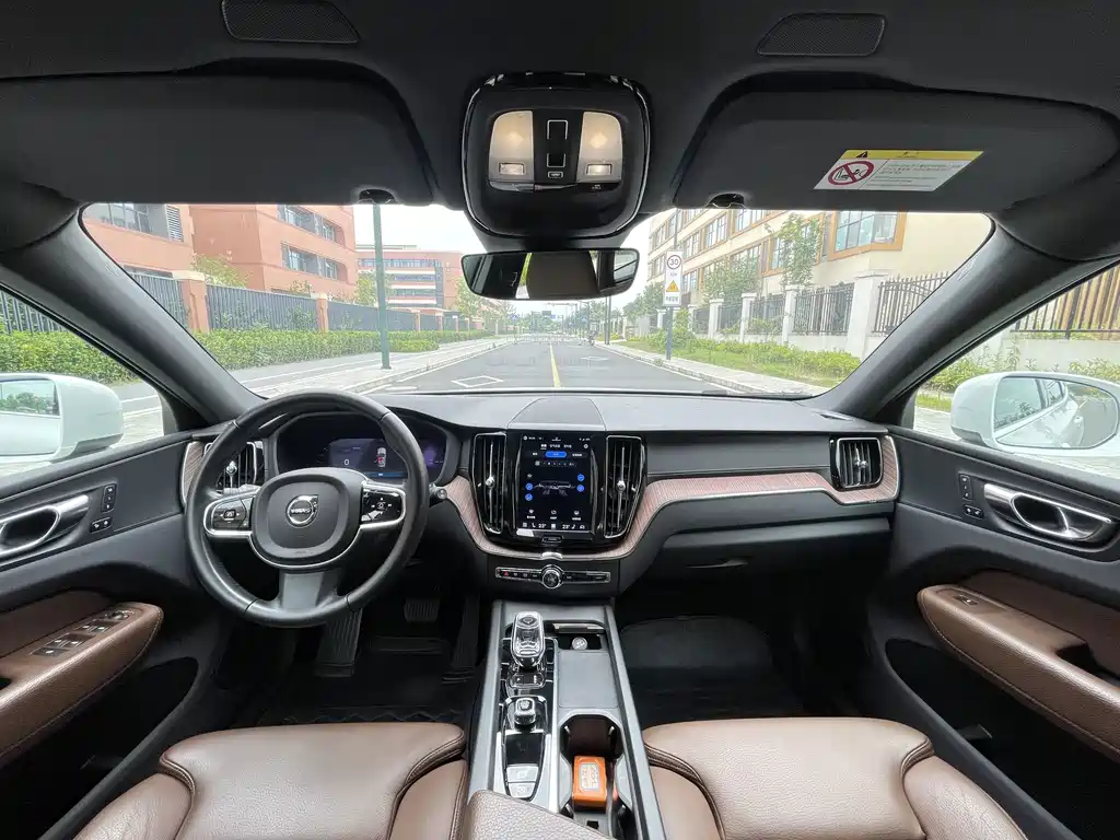 Volvo XC60 Plug-In Hybrid 2021 — фото 38