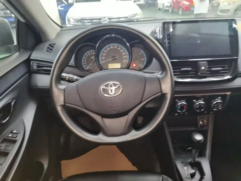 Toyota Yaris L 2017 — фото 11