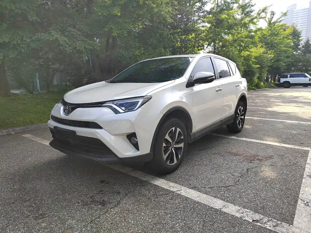 Toyota RAV4 2018 — фото 2