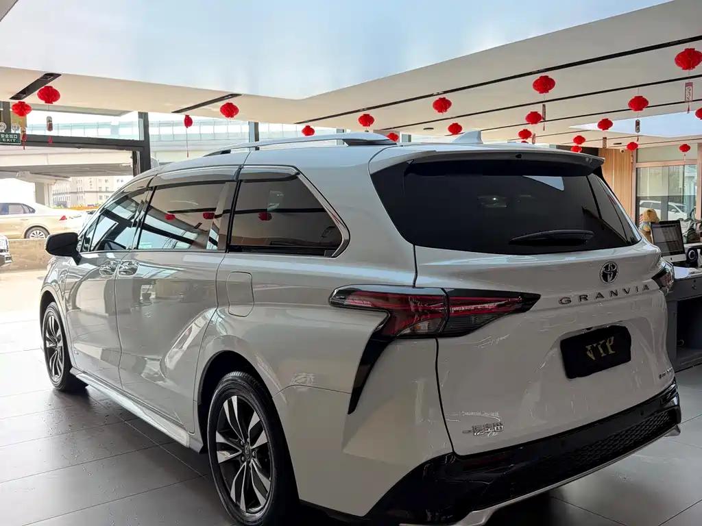 Toyota Granvia 2024