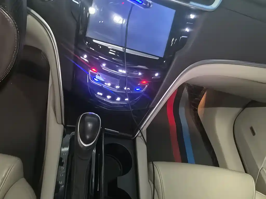 Cadillac XTS 2017 — фото 14