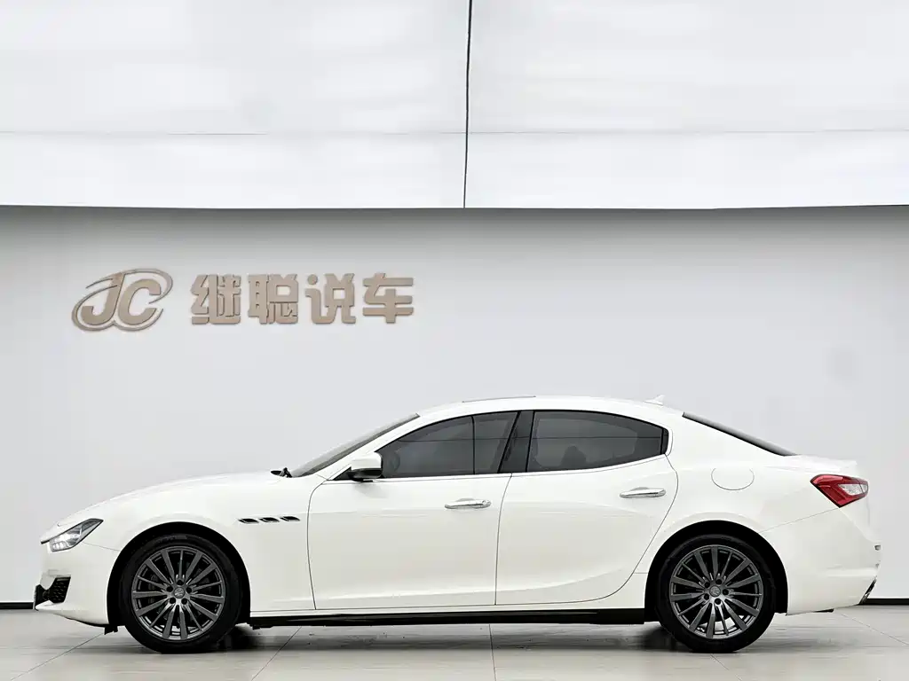 Maserati Ghibli 2019 — фото 10