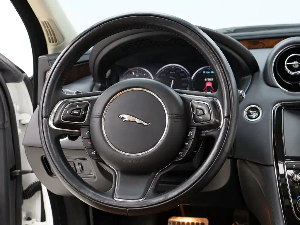 Jaguar XJ 2014 — фото 15