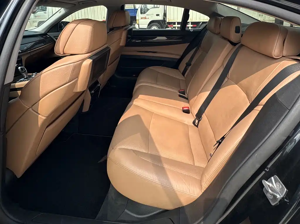 BMW 7 Series 2012 — фото 10