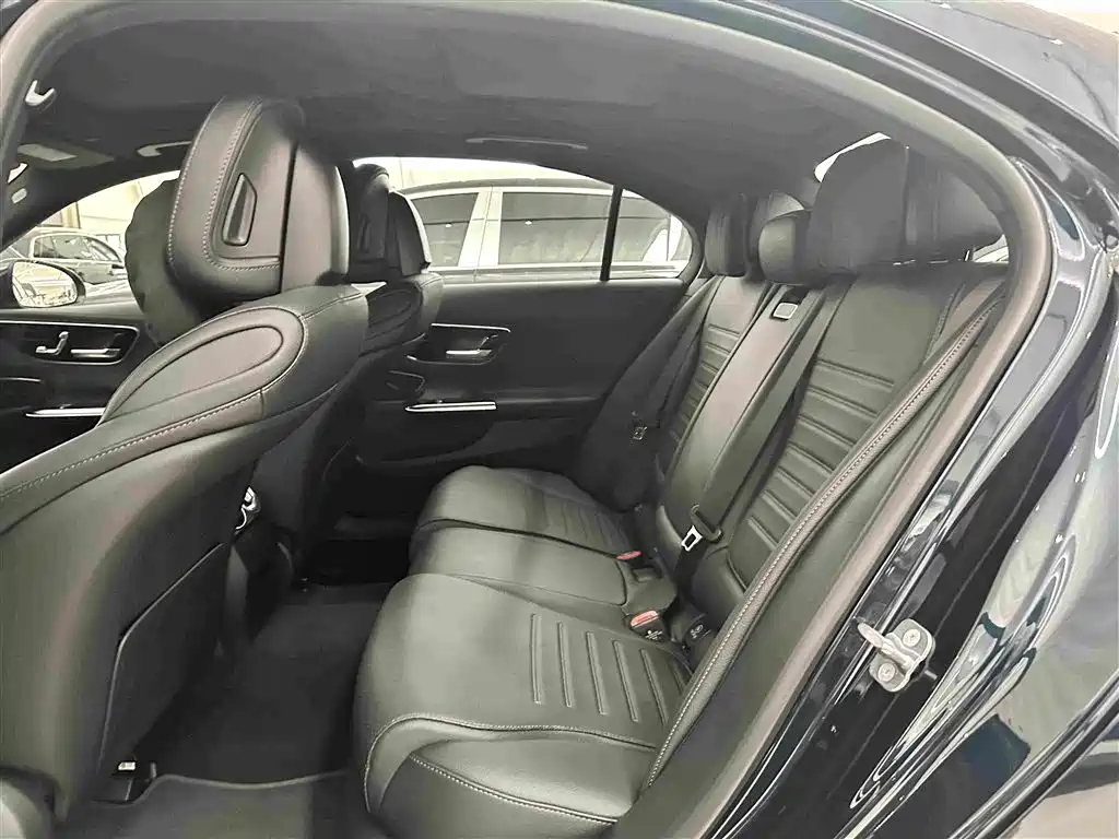 Mercedes-Benz C-Class 2024 — фото 16