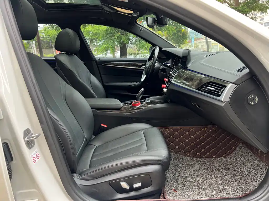 BMW 5 Series 2018 — фото 15