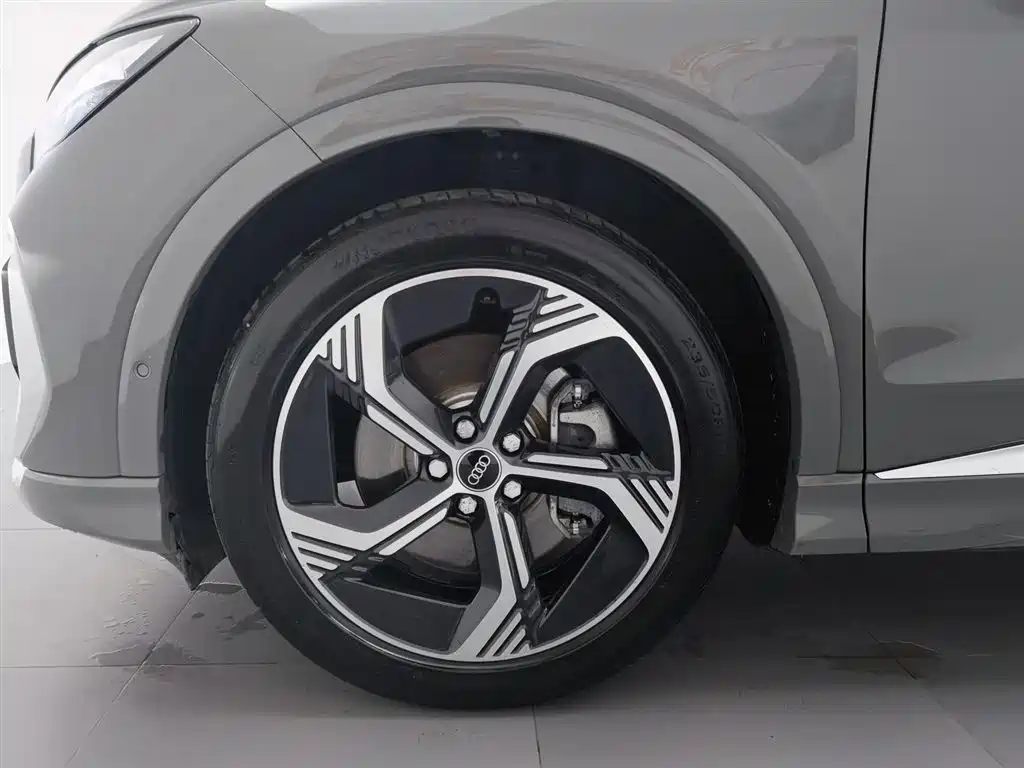 Audi Q4 e-tron 2023 — фото 17