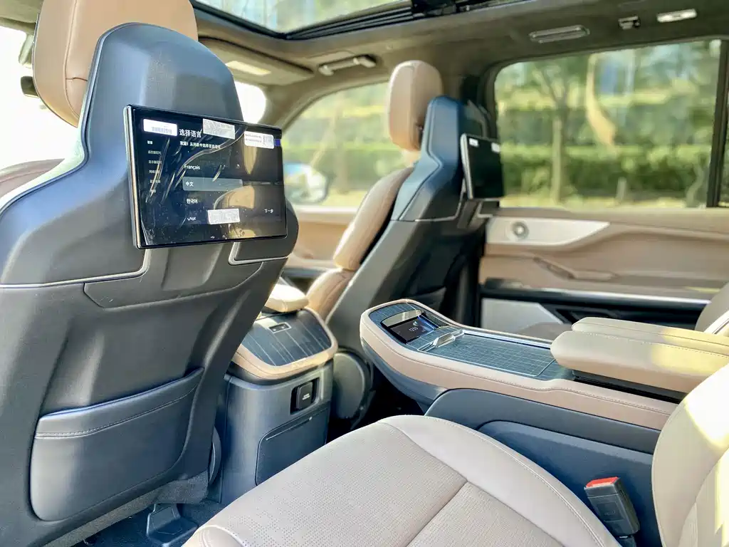 Lincoln Navigator 2025 — фото 17