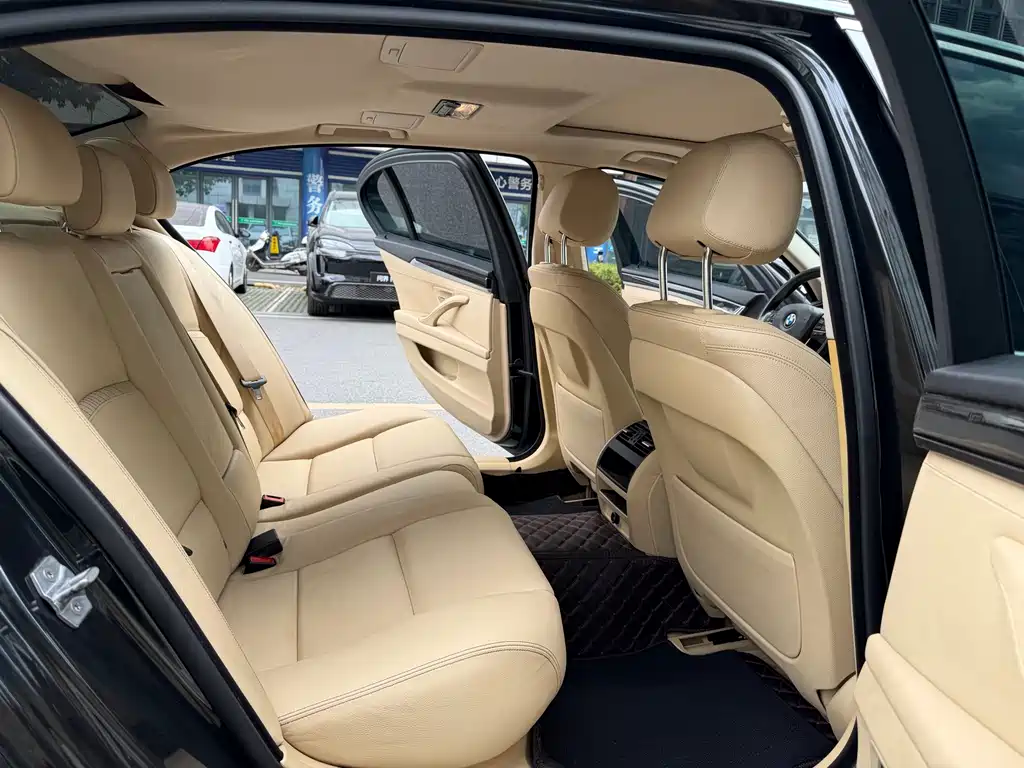 BMW 5 Series 2016 — фото 11