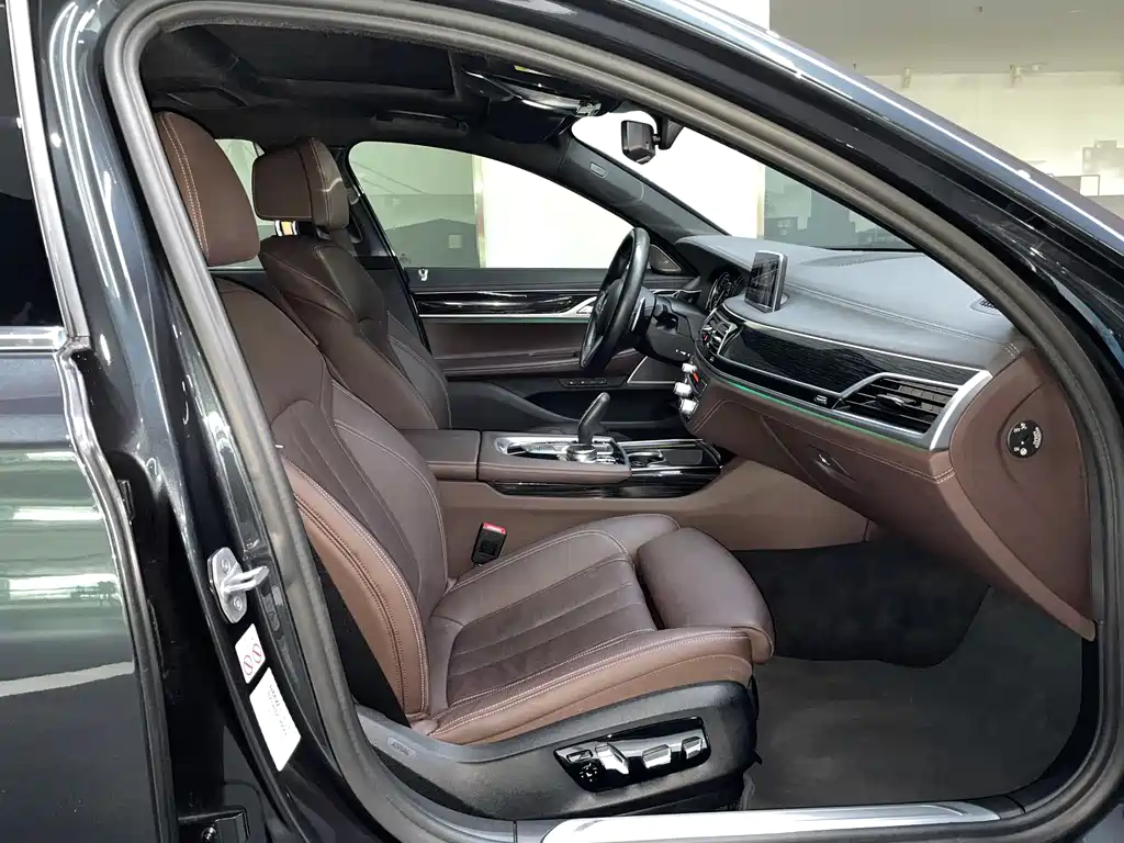 BMW 7 Series 2019 — фото 18