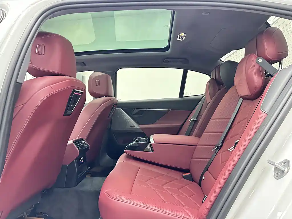 BMW 5 Series 2025 — фото 11