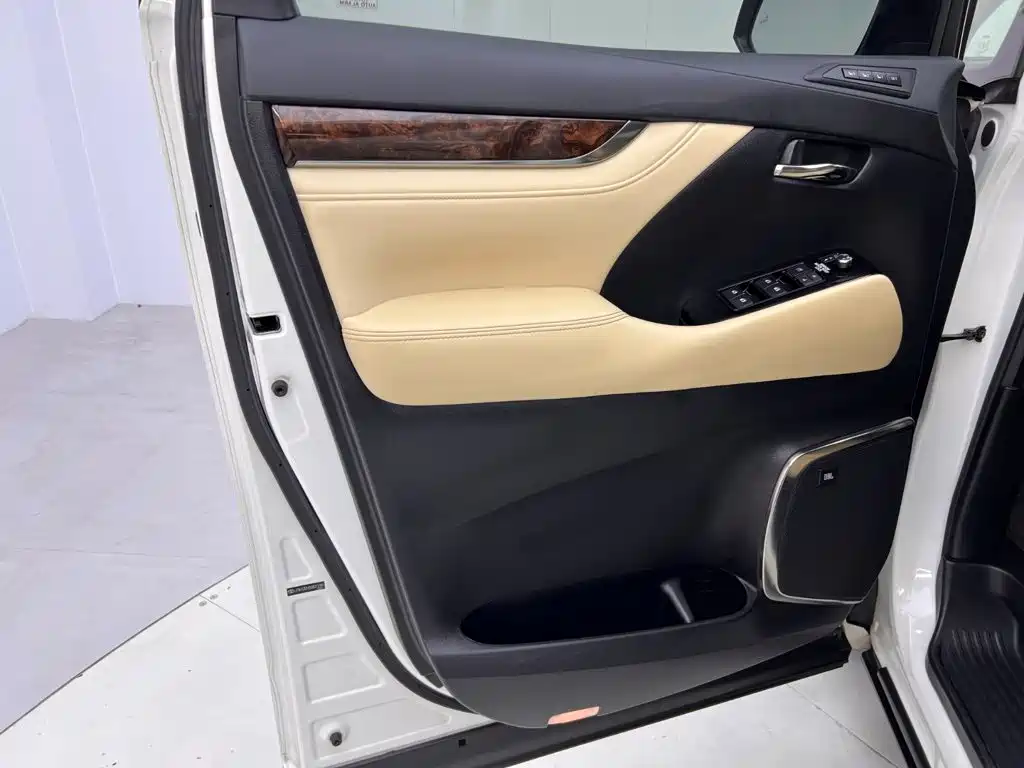 Toyota Alphard 2020 — фото 15