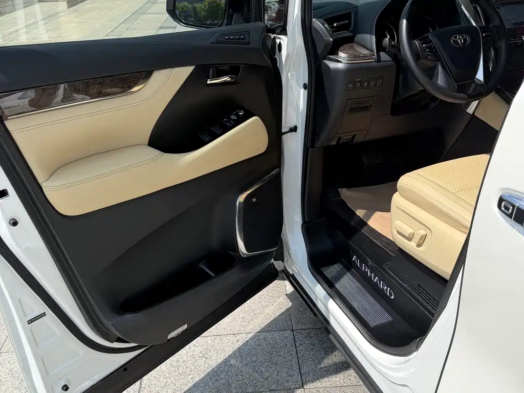 Toyota Alphard 2023 — фото 8
