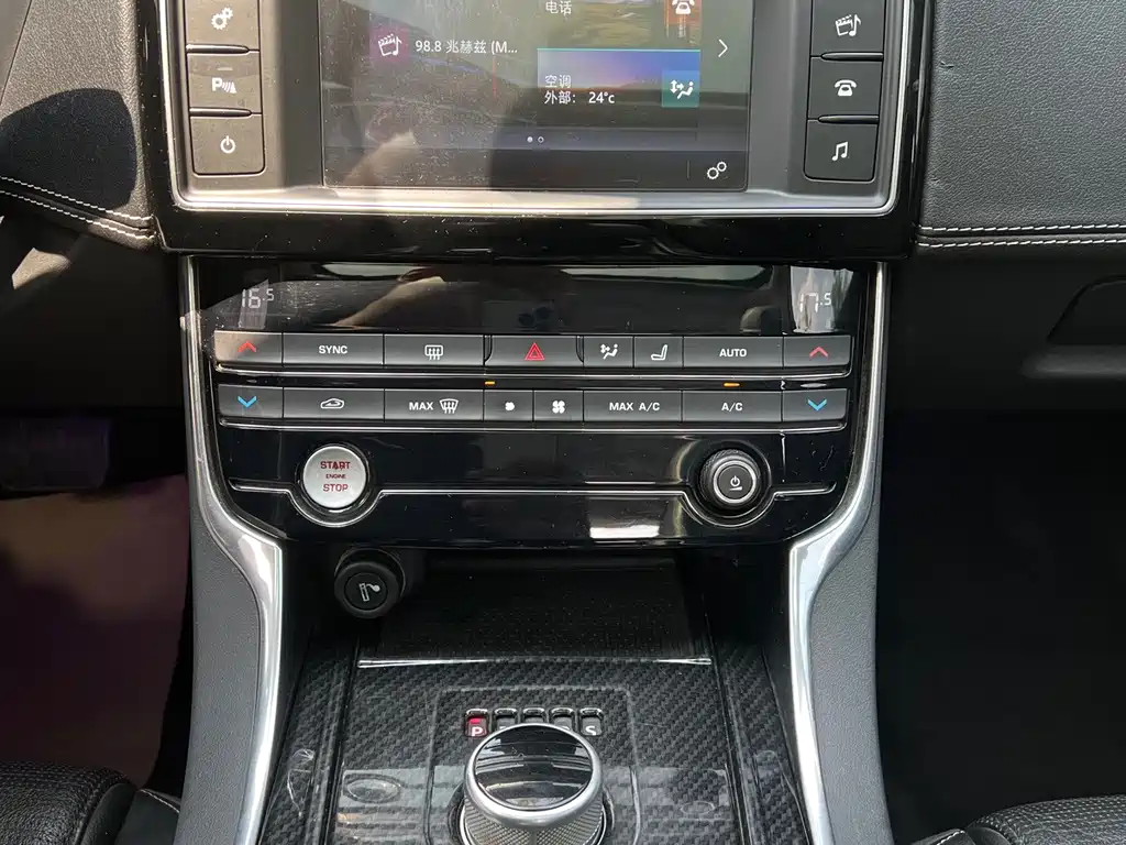 Jaguar XE 2016 — фото 10