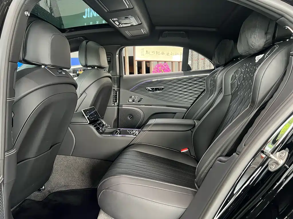 Bentley Flying Spur Plug-In Hybrid 2023 — фото 5