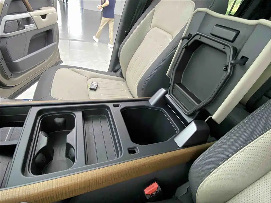 Land Rover Defender 2022 — фото 25
