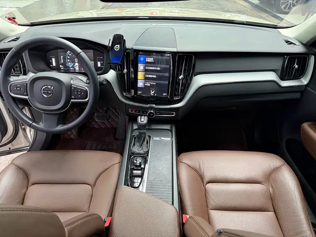 Volvo XC60 2020 — фото 12