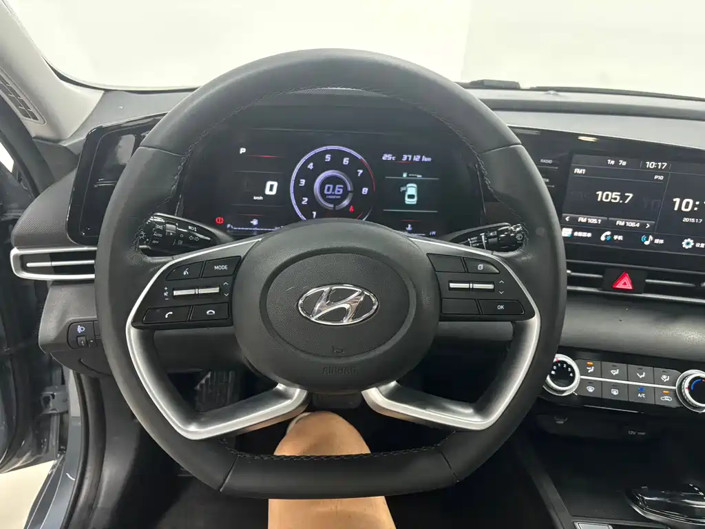Hyundai Elantra 2023 — фото 12