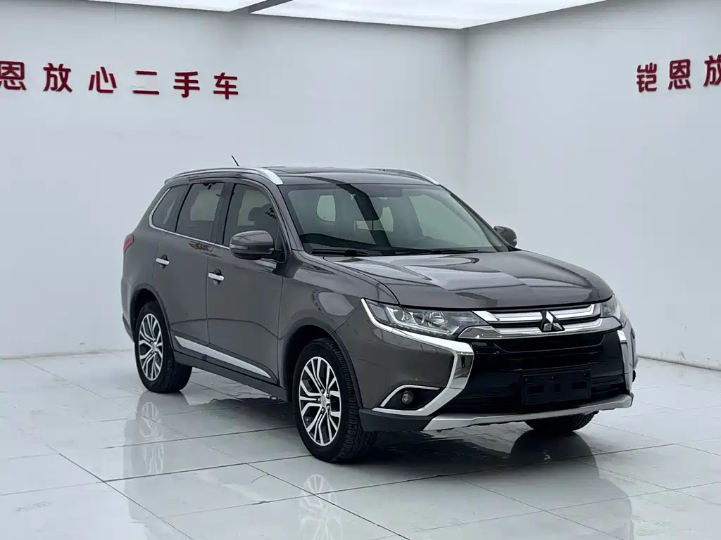 Mitsubishi Outlander 2017 — фото 3