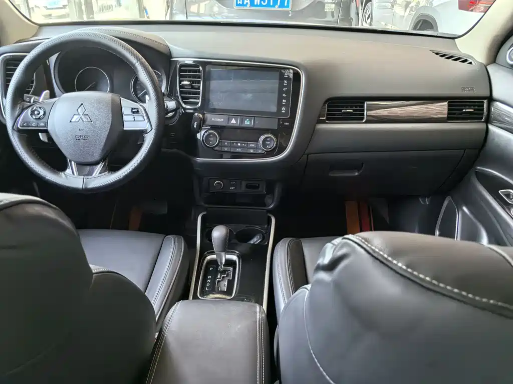 Mitsubishi Outlander 2020 — фото 10