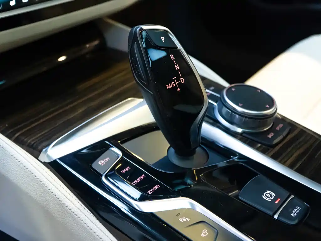 BMW 5 Series 2018 — фото 16
