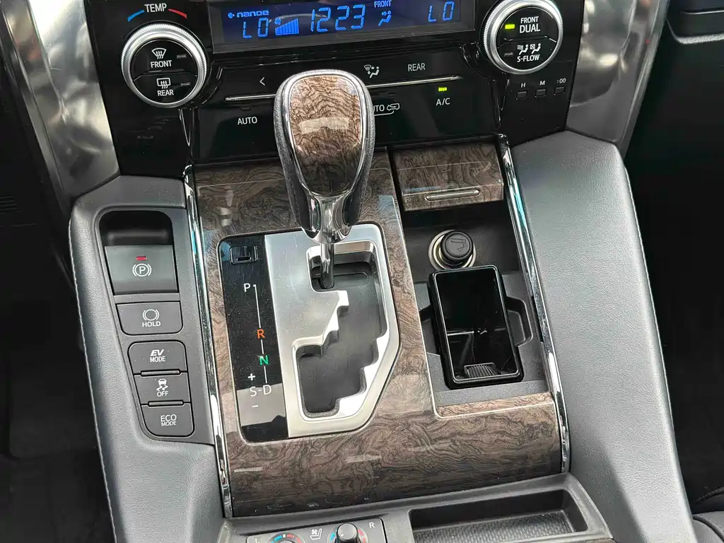 Toyota Alphard 2020 — фото 23