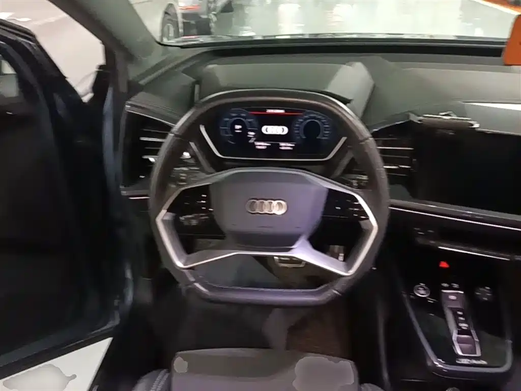 Audi Q4 e-tron 2023 — фото 11