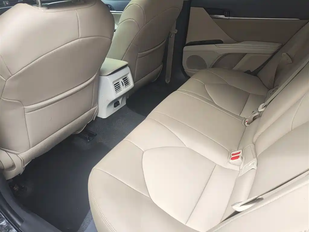 Toyota Camry 2019 — фото 17