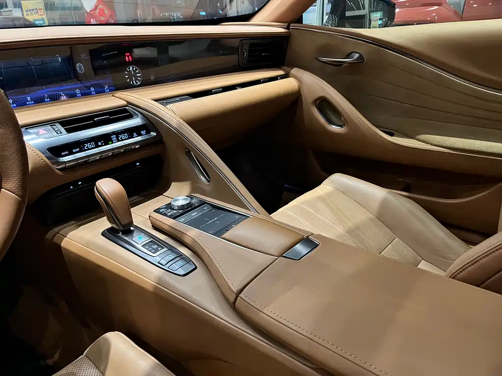 Lexus LC 2019 — фото 11
