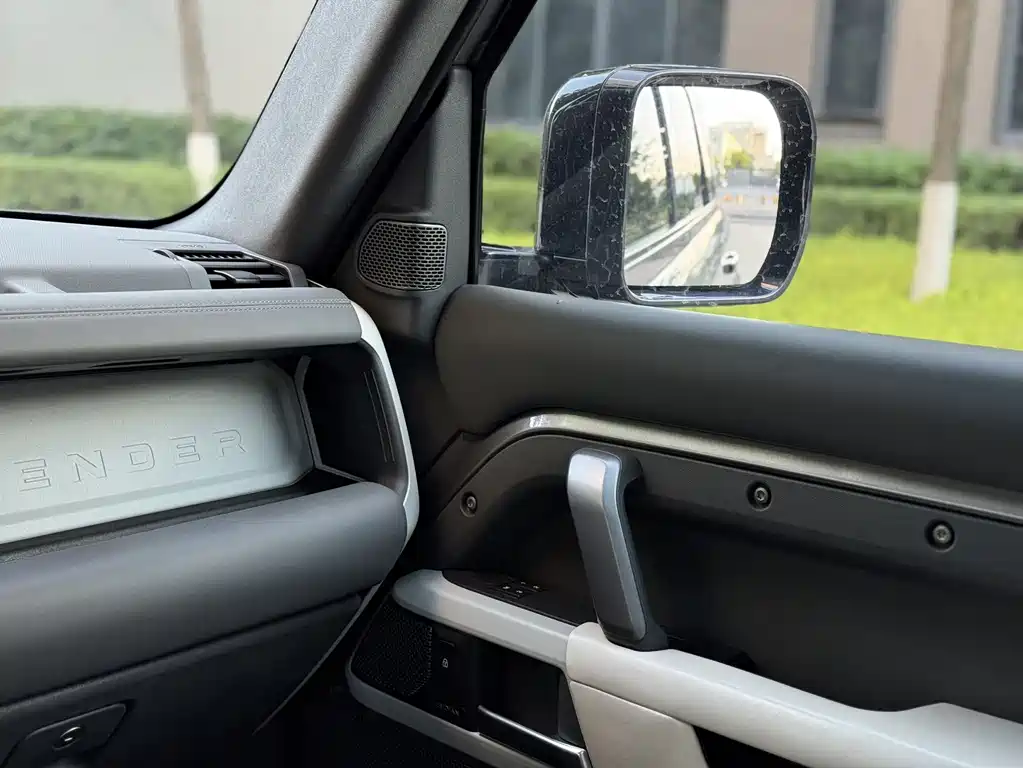 Land Rover Defender 2023 — фото 11