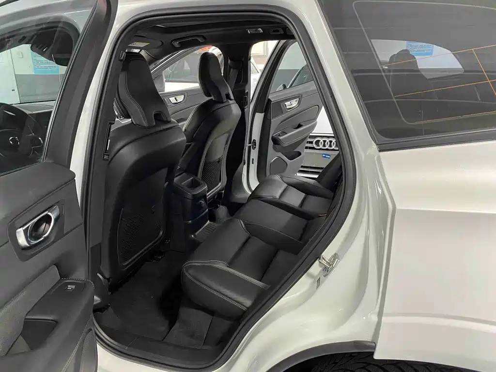 Volvo XC60 Plug-In Hybrid 2021 — фото 12
