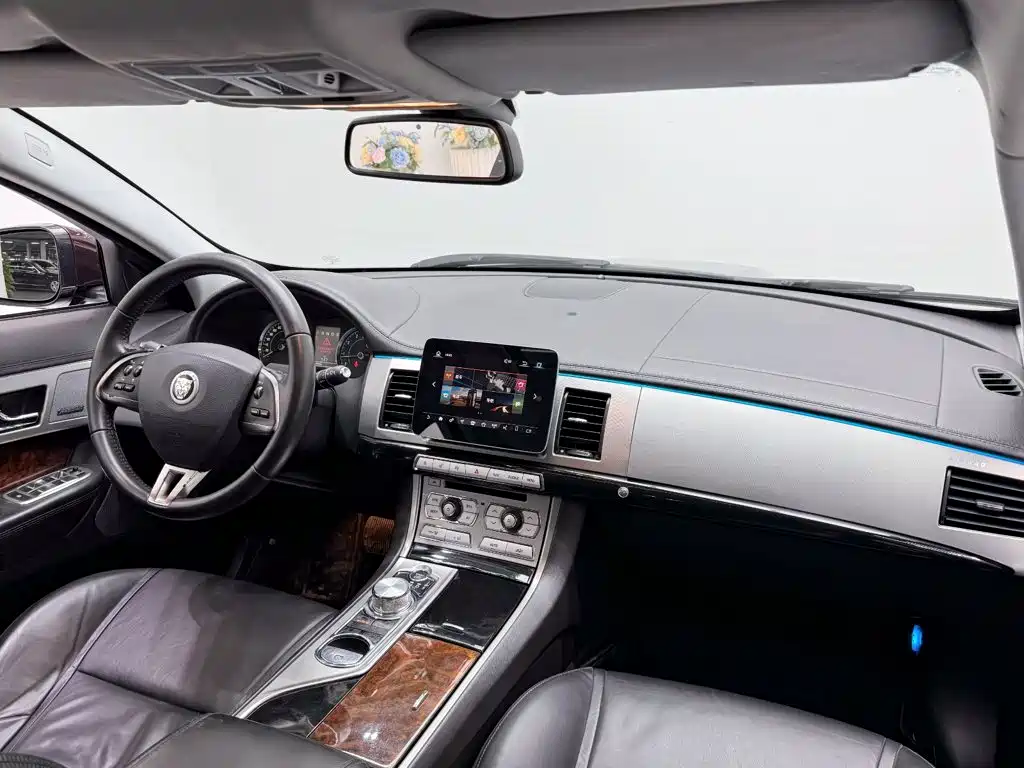 Jaguar XF 2013 — фото 13