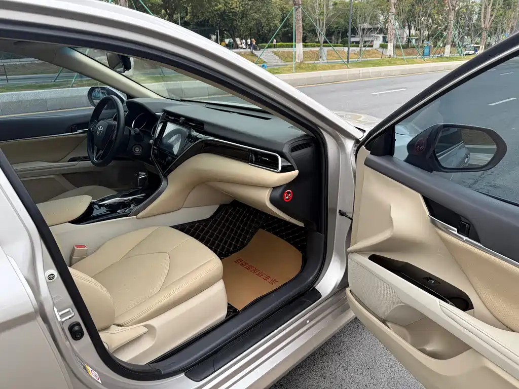 Toyota Camry 2018 — фото 16