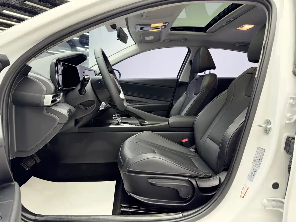 Hyundai Elantra 2023 — фото 10