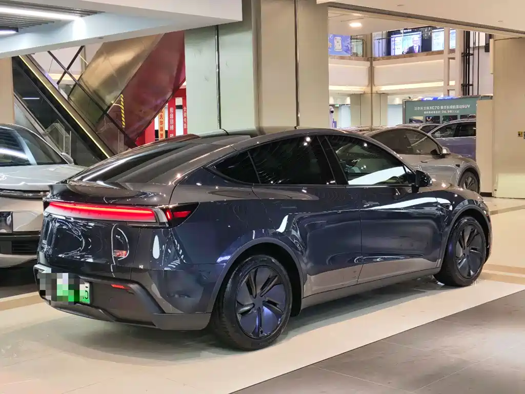 Tesla Model Y L 2025
