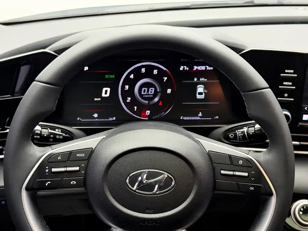 Hyundai Elantra 2023 — фото 12