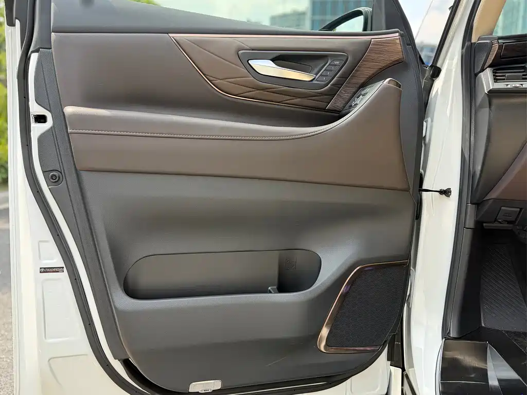 Toyota Alphard 2024 — фото 27