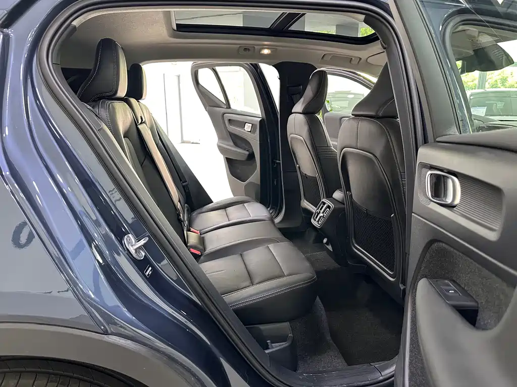 Volvo XC40 — фото 17