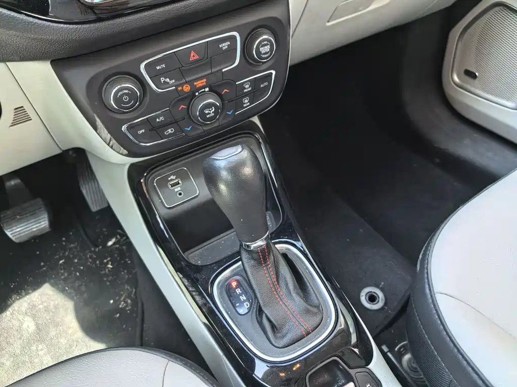 Jeep Compass 2017 — фото 17