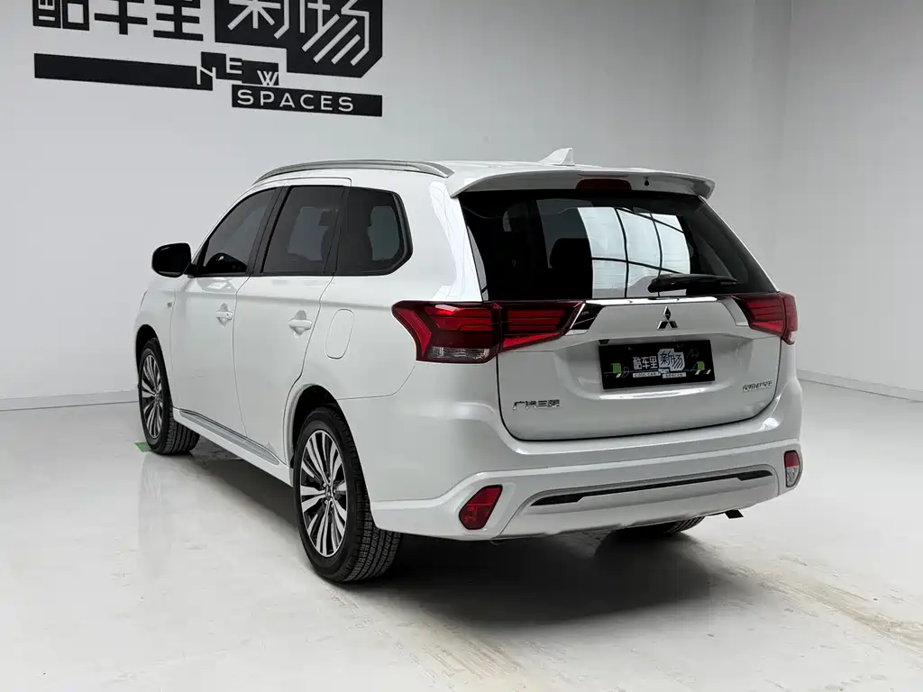 Mitsubishi Outlander 2021 — фото 6