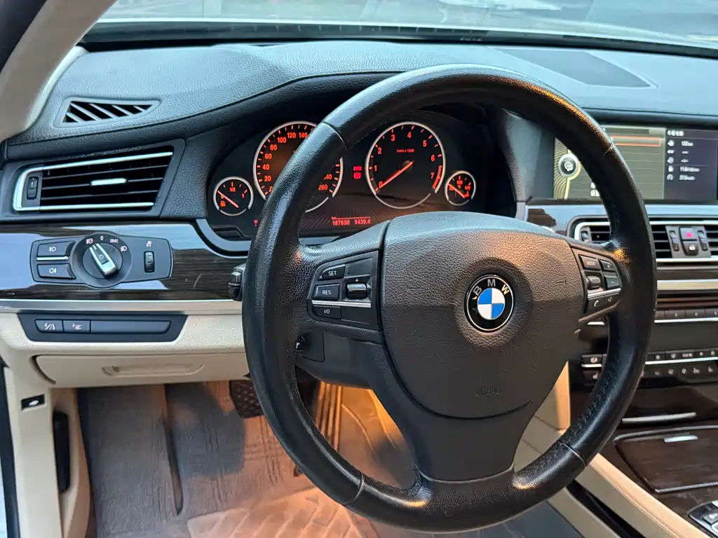BMW 7 Series 2012 — фото 10