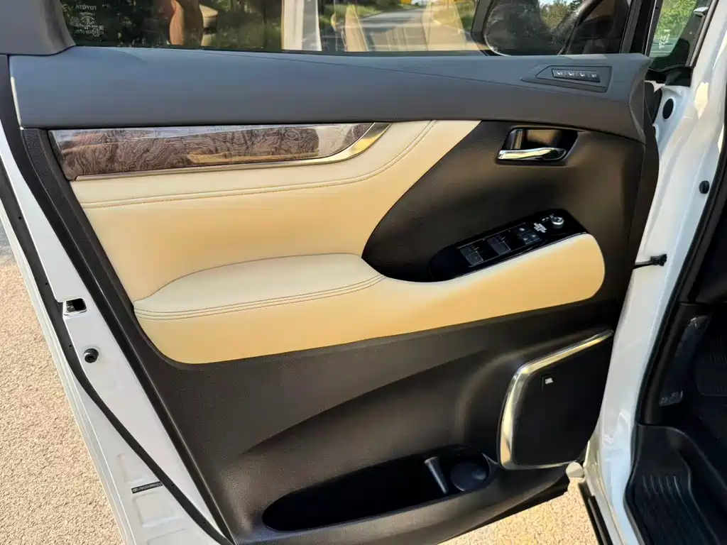 Toyota Alphard 2022 — фото 10
