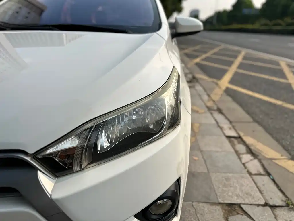 Toyota Yaris L 2014 — фото 16