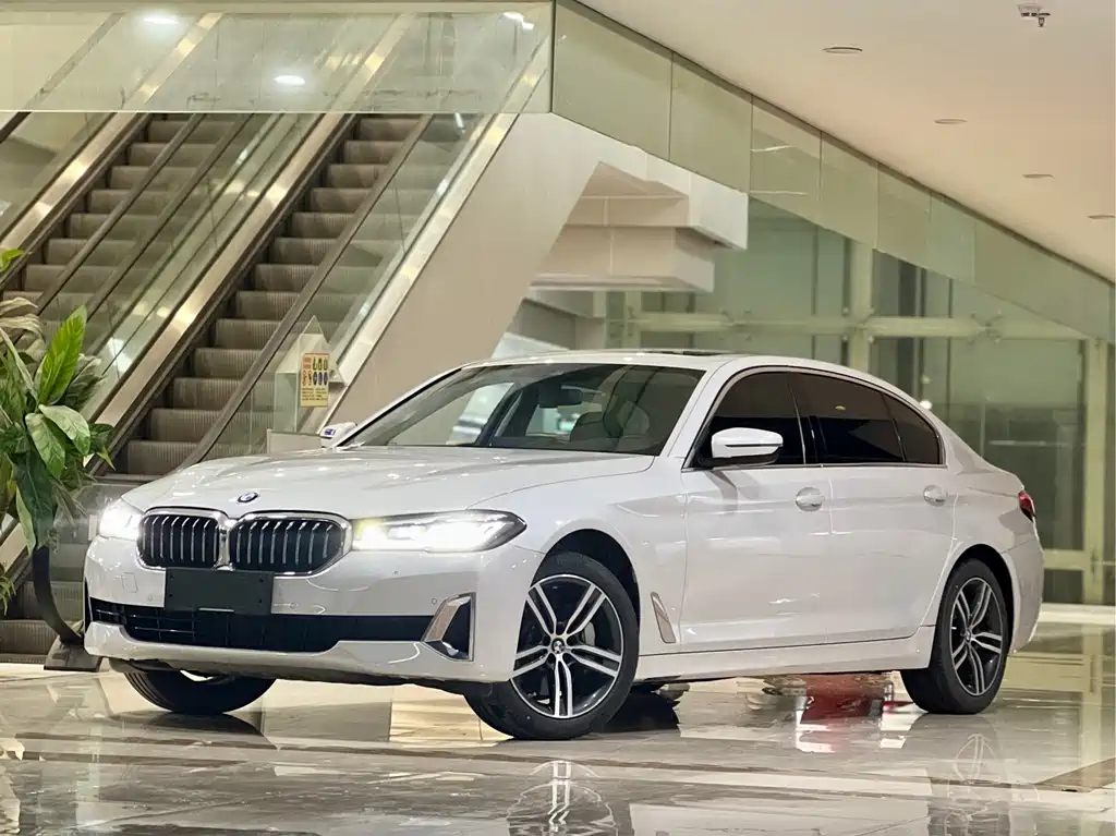 BMW 5 Series 2021 — фото 1