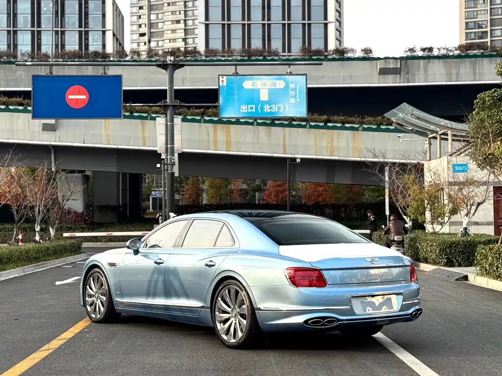 Bentley Flying Spur — фото 9